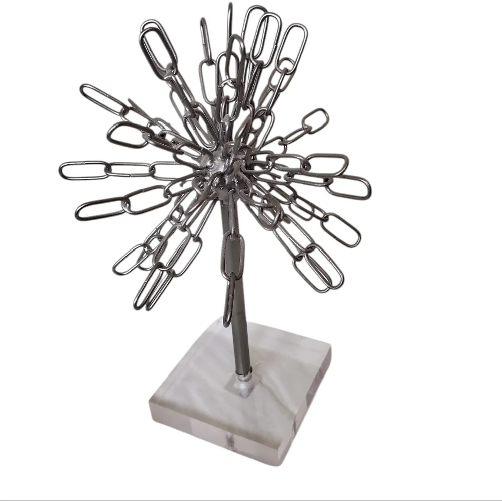 DecMode Round Silver Metal Chain Star On Acrylic Base, 8